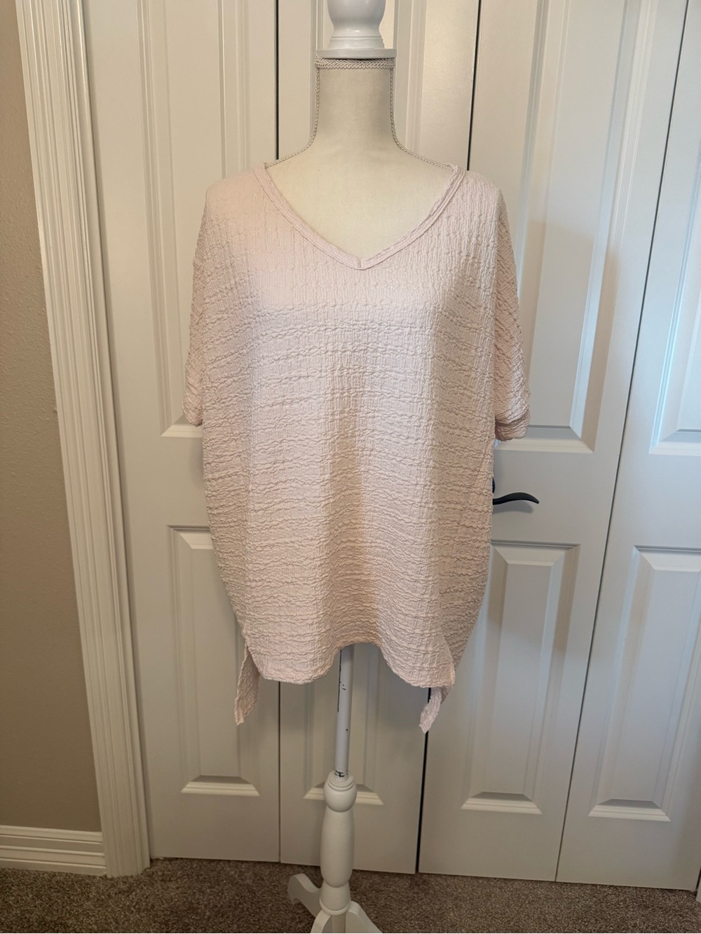 BE STAGE Short Sleeve V-Neck Textured Boxy Top with Hi-Lo Hem Size Large GUC